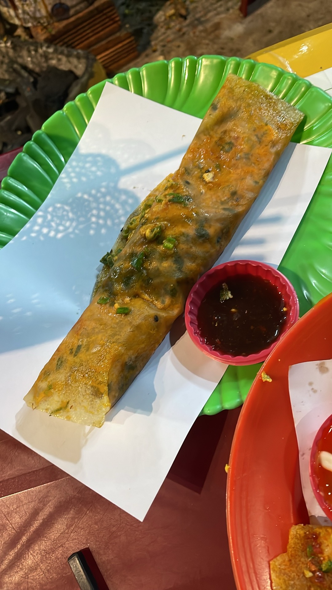 Cận cảnh trứng gà đập trực tiếp lên bánh tráng đang nướng.