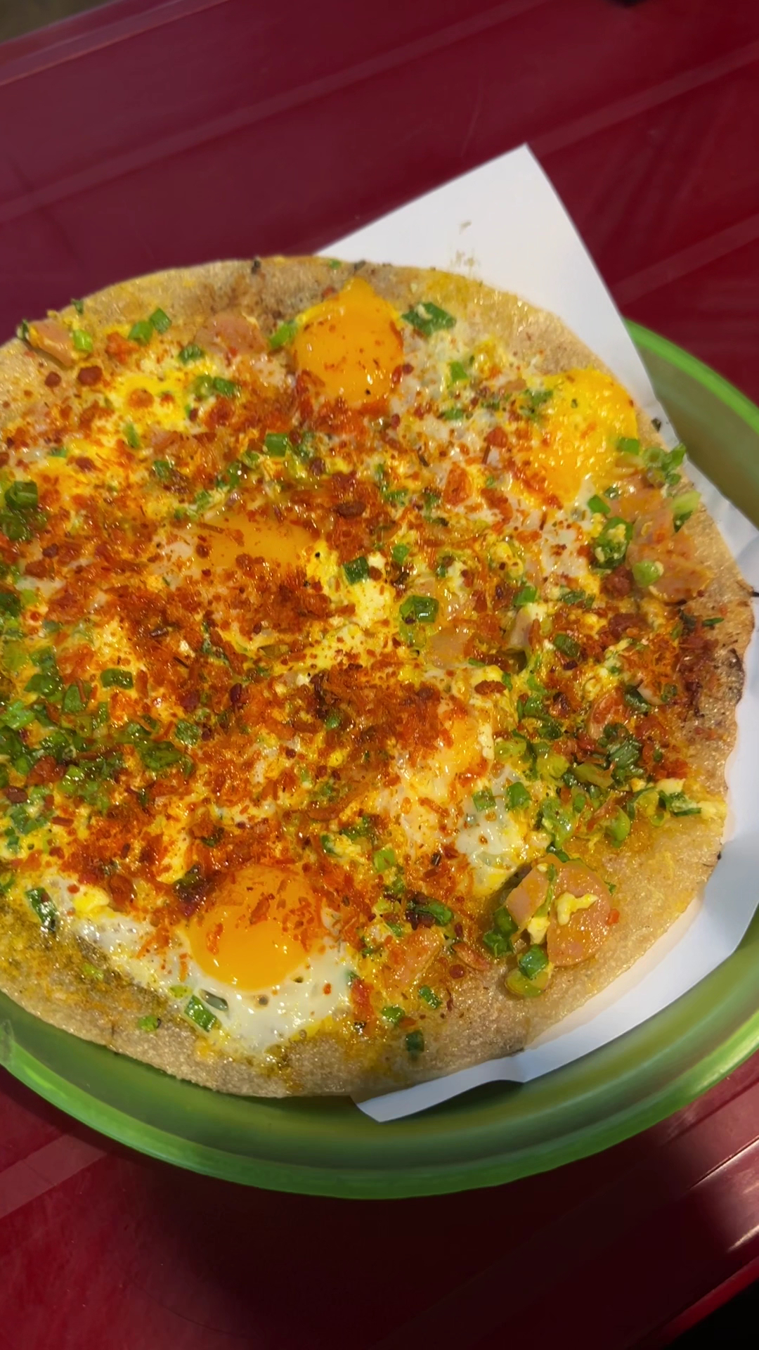 Bánh tráng vừa được cắt làm bốn, lớp phomai kéo sợi giữa hai miếng.