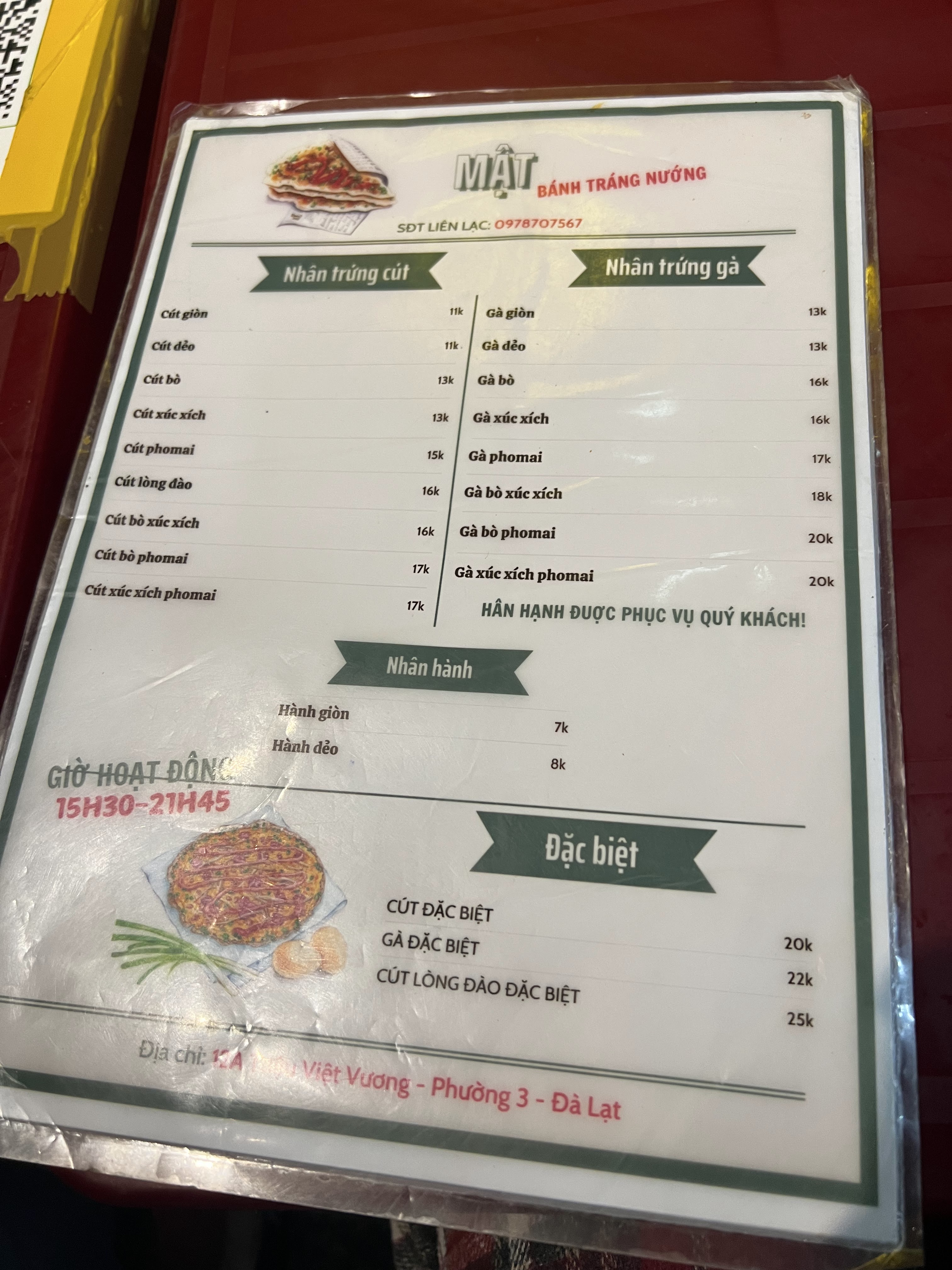 Khách ngồi quanh bếp than chờ bánh, không khí lạnh Đà Lạt giữa tháng.